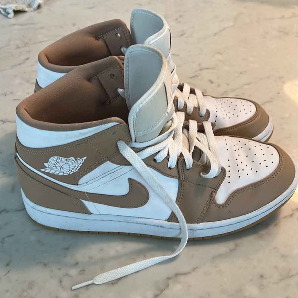 Jordan 1 mid tan gum